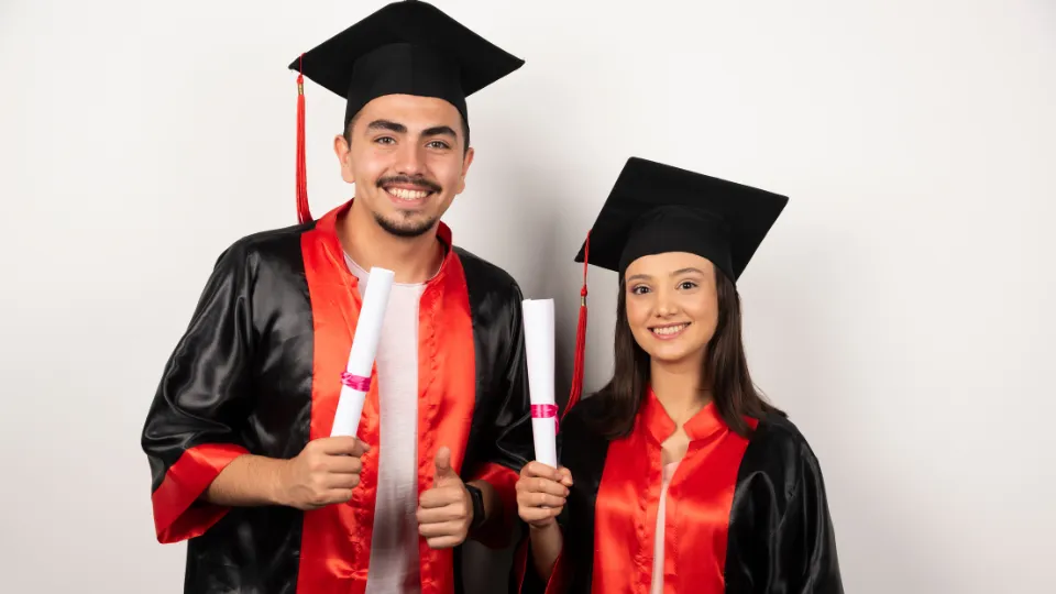 fresh graduate adalah