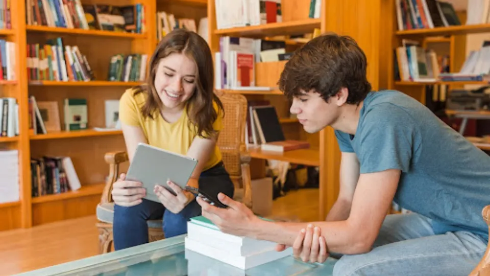 Dua Mahasiswa sedang Pakai Platform Sharing akun premium